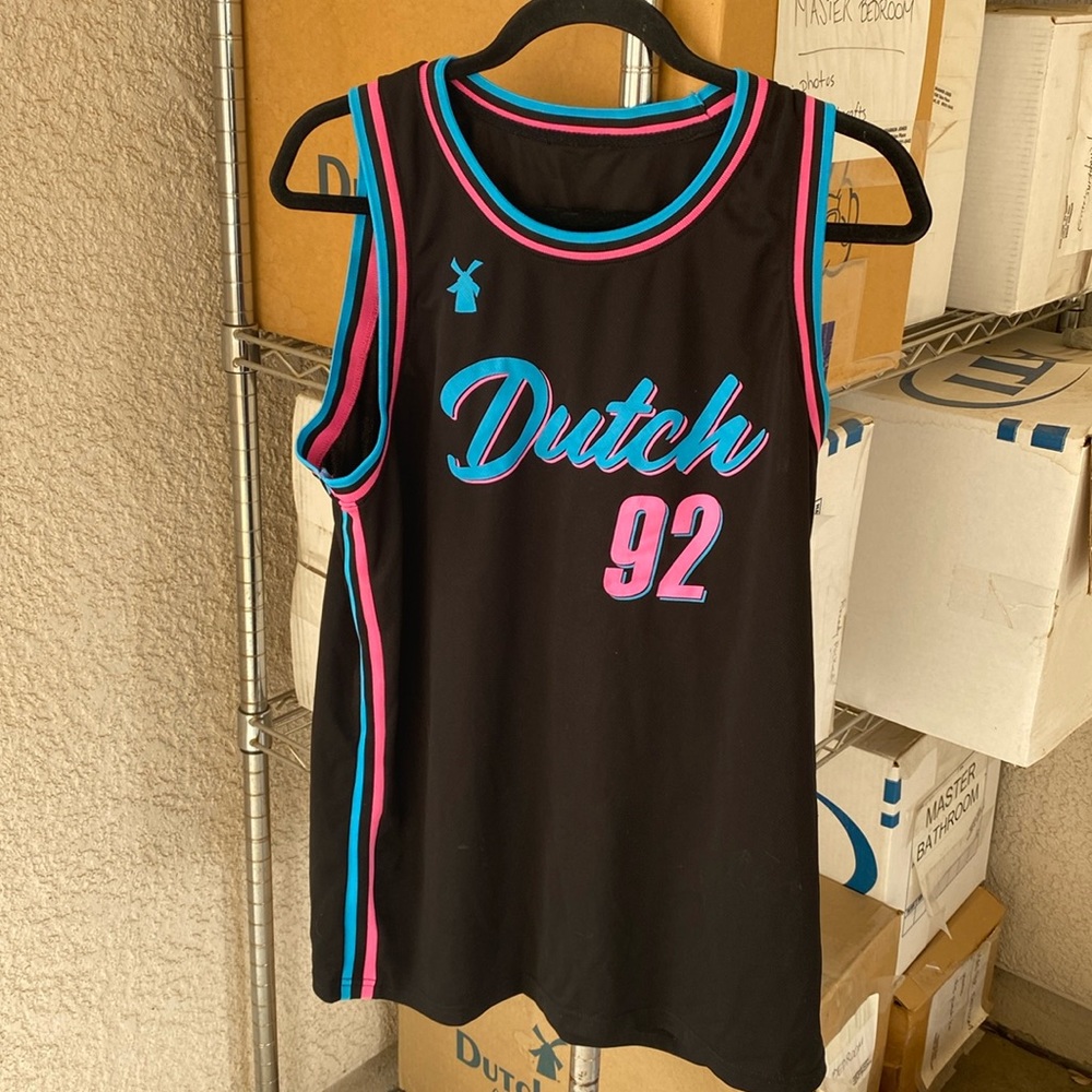 dutch bros unisex M shirt